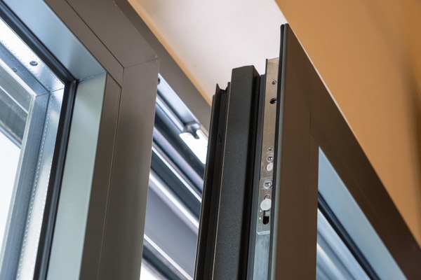 Diagram Showcasing Benefits of Aluminum vs Steel Garage Doors